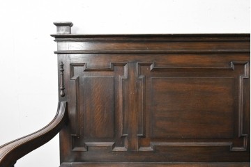 イギリスアンティーク　オーク材　クラシカルで重厚感のある収納付きモンクスベンチ　(R-087363)