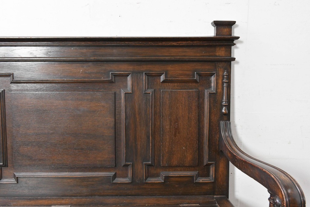 イギリスアンティーク　オーク材　クラシカルで重厚感のある収納付きモンクスベンチ　(R-087363)