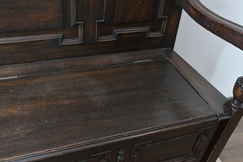 イギリスアンティーク　オーク材　クラシカルで重厚感のある収納付きモンクスベンチ　(R-087363)