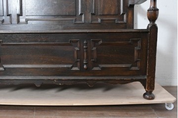 イギリスアンティーク　オーク材　クラシカルで重厚感のある収納付きモンクスベンチ　(R-087363)