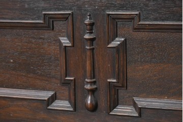 イギリスアンティーク　オーク材　クラシカルで重厚感のある収納付きモンクスベンチ　(R-087363)