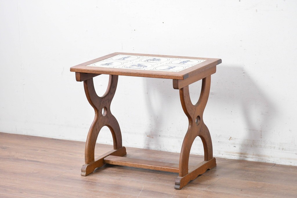 オランダヴィンテージ　オーク材　タイルトップと曲線脚が目を引くサイドテーブル　(R-087364)