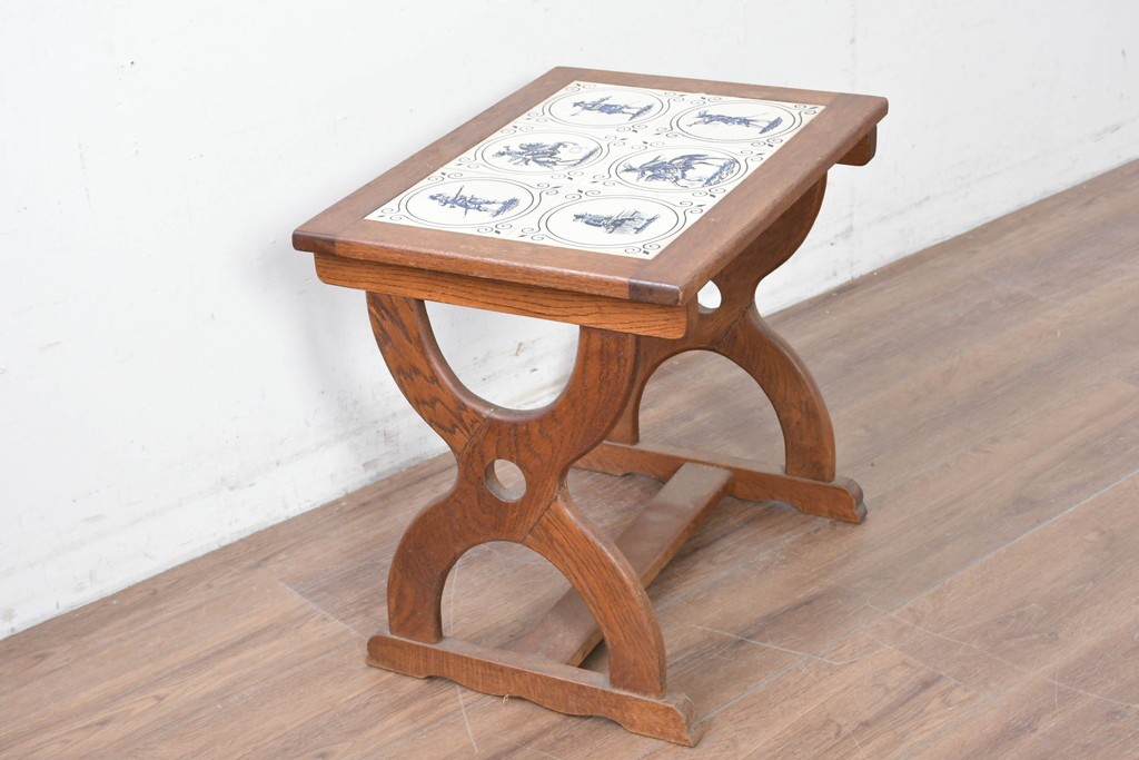 オランダヴィンテージ　オーク材　タイルトップと曲線脚が目を引くサイドテーブル　(R-087364)