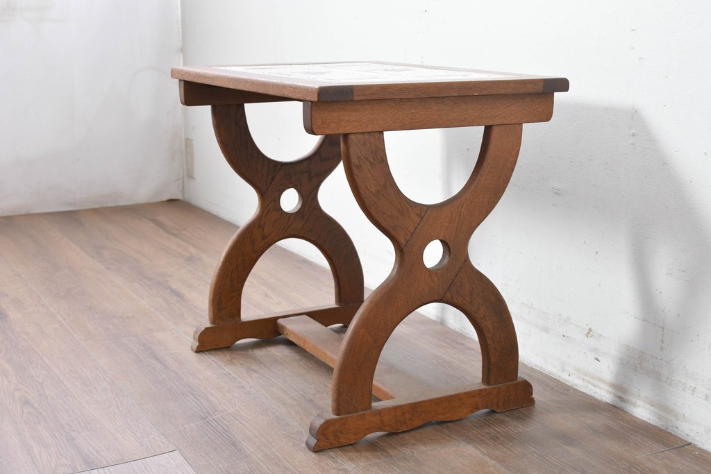 オランダヴィンテージ　オーク材　タイルトップと曲線脚が目を引くサイドテーブル　(R-087364)