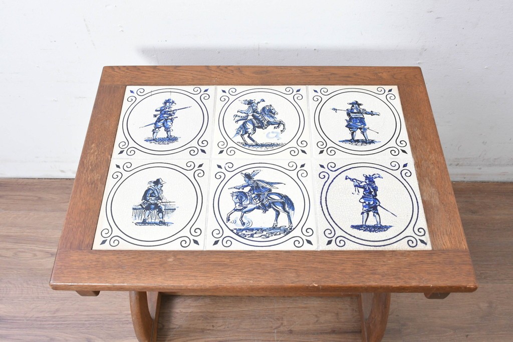 オランダヴィンテージ　オーク材　タイルトップと曲線脚が目を引くサイドテーブル　(R-087364)