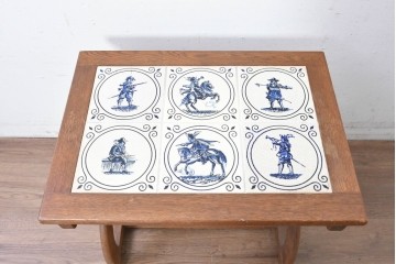 オランダヴィンテージ　オーク材　タイルトップと曲線脚が目を引くサイドテーブル　(R-087364)