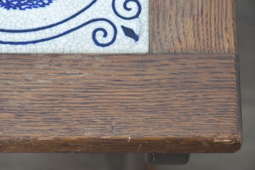 オランダヴィンテージ　オーク材　タイルトップと曲線脚が目を引くサイドテーブル　(R-087364)