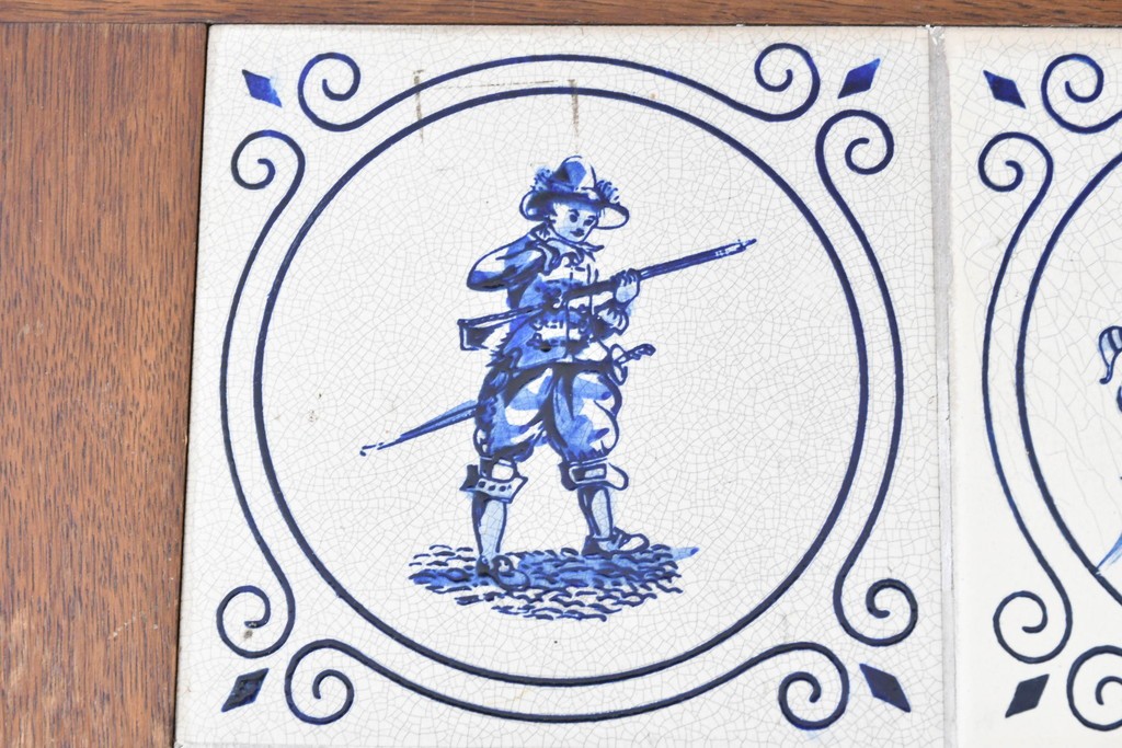 オランダヴィンテージ　オーク材　タイルトップと曲線脚が目を引くサイドテーブル　(R-087364)