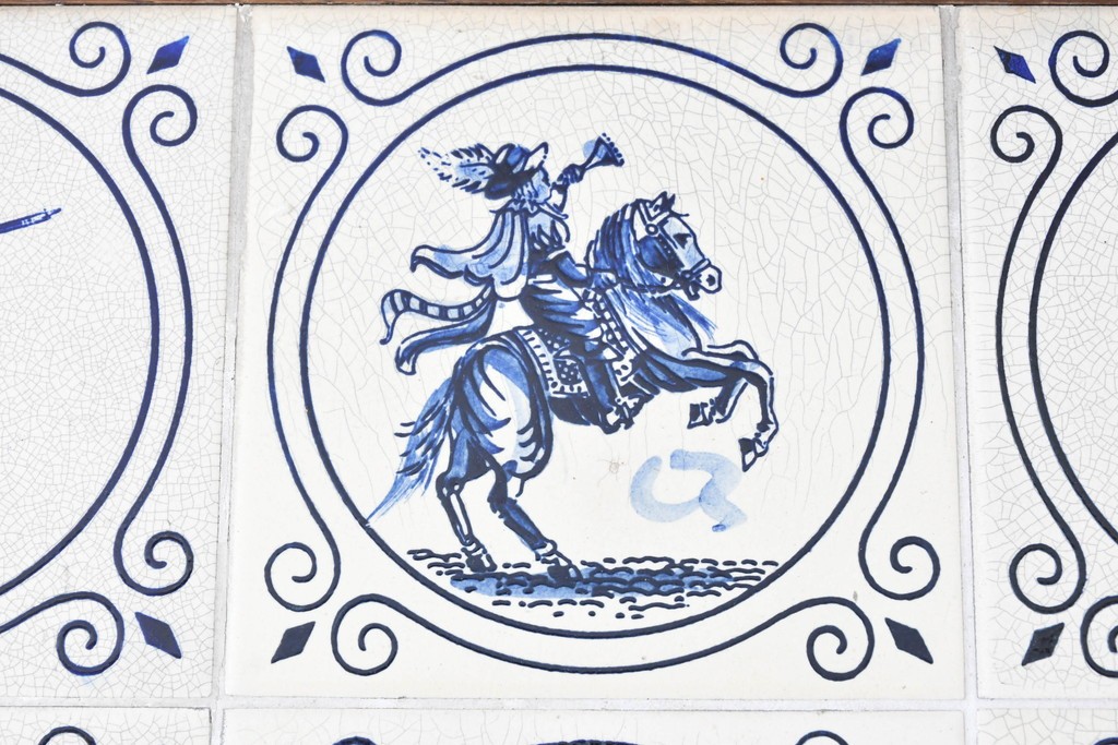 オランダヴィンテージ　オーク材　タイルトップと曲線脚が目を引くサイドテーブル　(R-087364)