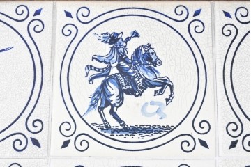 オランダヴィンテージ　オーク材　タイルトップと曲線脚が目を引くサイドテーブル　(R-087364)