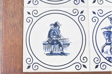 オランダヴィンテージ　オーク材　タイルトップと曲線脚が目を引くサイドテーブル　(R-087364)