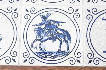 オランダヴィンテージ　オーク材　タイルトップと曲線脚が目を引くサイドテーブル　(R-087364)