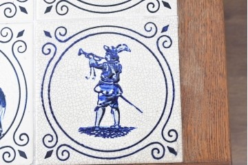 オランダヴィンテージ　オーク材　タイルトップと曲線脚が目を引くサイドテーブル　(R-087364)