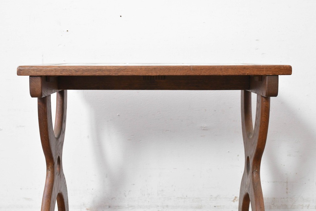 オランダヴィンテージ　オーク材　タイルトップと曲線脚が目を引くサイドテーブル　(R-087364)