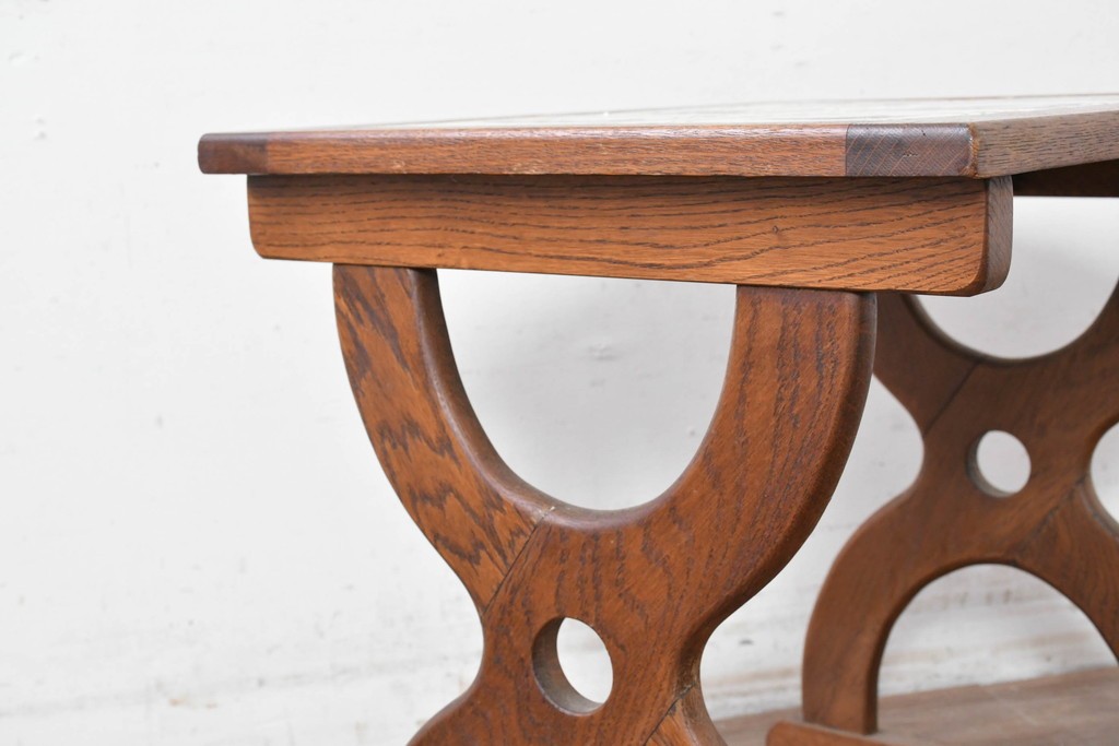 オランダヴィンテージ　オーク材　タイルトップと曲線脚が目を引くサイドテーブル　(R-087364)