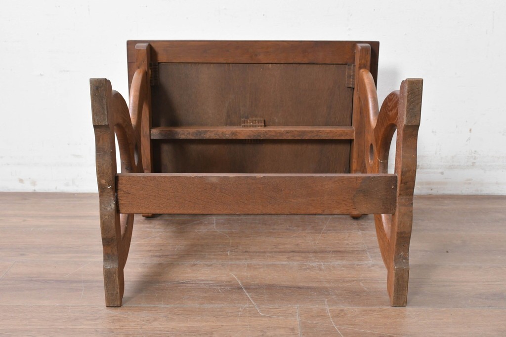 オランダヴィンテージ　オーク材　タイルトップと曲線脚が目を引くサイドテーブル　(R-087364)