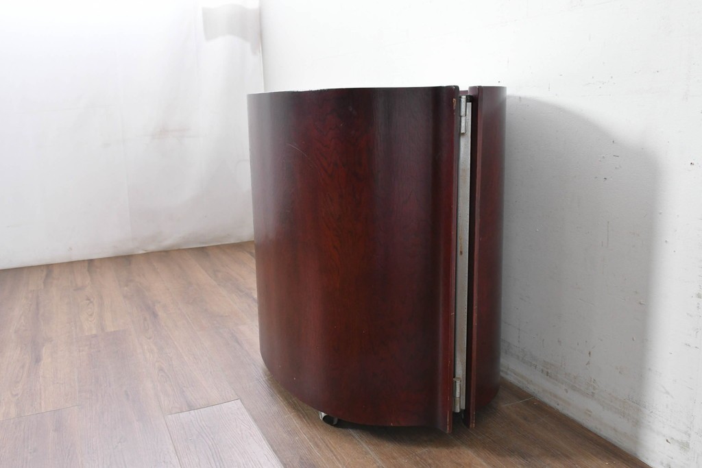 イタリアアンティーク　Tecno(テクノ)社　Eugenio Gerli(エウジェニオ・ジェルリ)デザイン　「Jamaica」　B106　ユニークなフォルムのバーキャビネット　(R-087365)