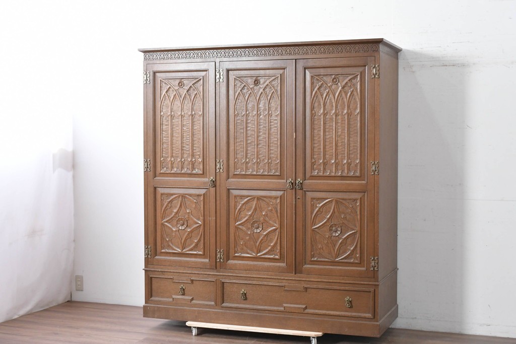 中古　美品　神戸洋家具　細やかな彫刻入りのクラシカルなワードローブ　(R-087367)