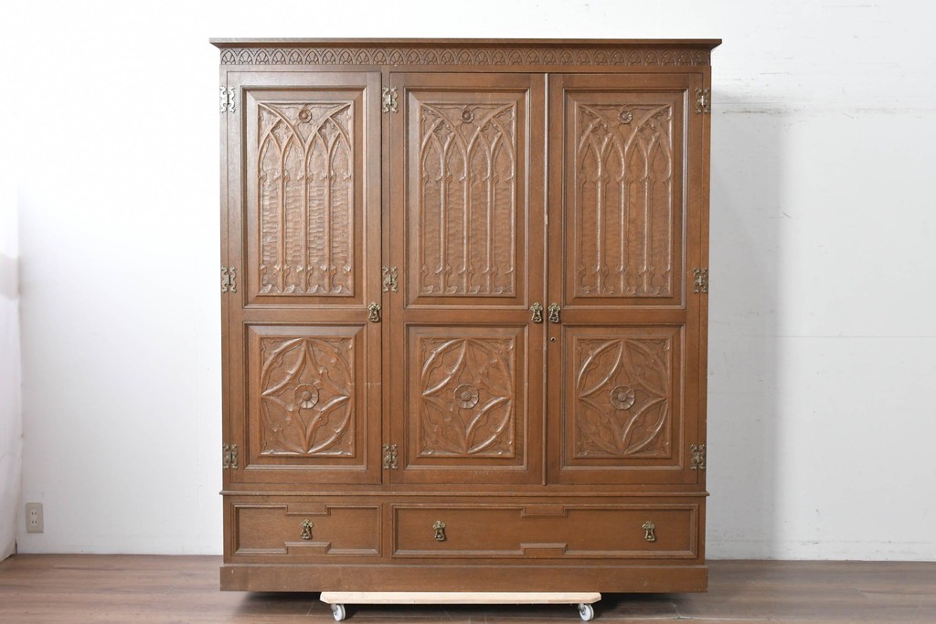 中古　美品　神戸洋家具　細やかな彫刻入りのクラシカルなワードローブ　(R-087367)