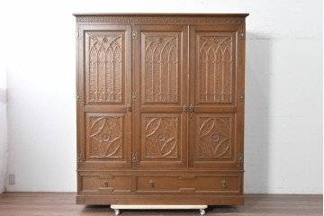 中古　美品　神戸洋家具　細やかな彫刻入りのクラシカルなワードローブ　(R-087367)