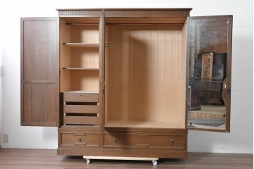 中古　美品　神戸洋家具　細やかな彫刻入りのクラシカルなワードローブ　(R-087367)