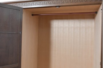 中古　美品　神戸洋家具　細やかな彫刻入りのクラシカルなワードローブ　(R-087367)
