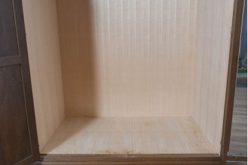 中古　美品　神戸洋家具　細やかな彫刻入りのクラシカルなワードローブ　(R-087367)