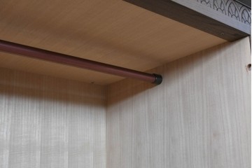 中古　美品　神戸洋家具　細やかな彫刻入りのクラシカルなワードローブ　(R-087367)