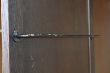 中古　美品　神戸洋家具　細やかな彫刻入りのクラシカルなワードローブ　(R-087367)