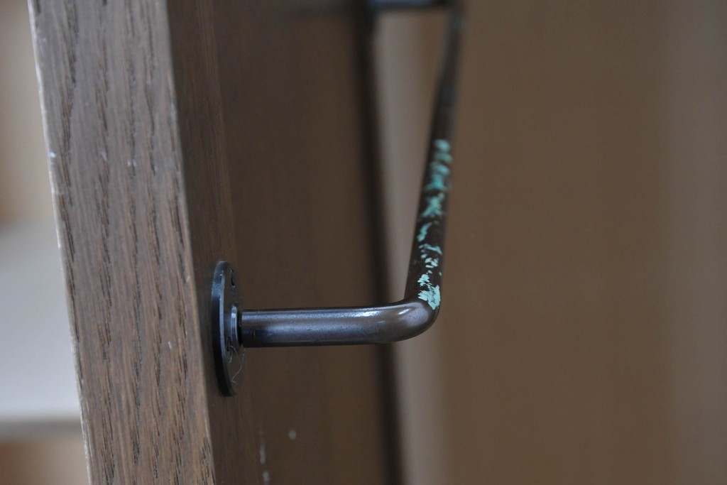 中古　美品　神戸洋家具　細やかな彫刻入りのクラシカルなワードローブ　(R-087367)