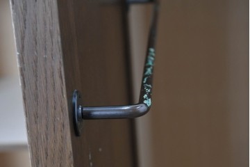 中古　美品　神戸洋家具　細やかな彫刻入りのクラシカルなワードローブ　(R-087367)