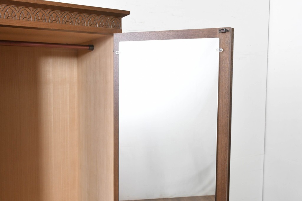中古　美品　神戸洋家具　細やかな彫刻入りのクラシカルなワードローブ　(R-087367)