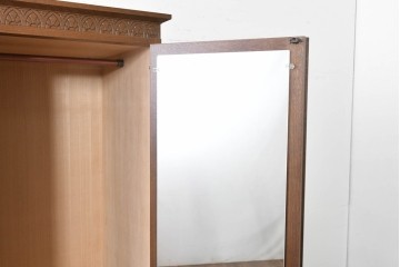 中古　美品　神戸洋家具　細やかな彫刻入りのクラシカルなワードローブ　(R-087367)