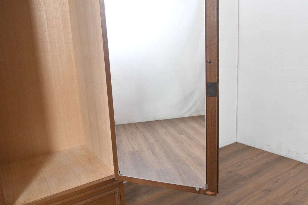 中古　美品　神戸洋家具　細やかな彫刻入りのクラシカルなワードローブ　(R-087367)