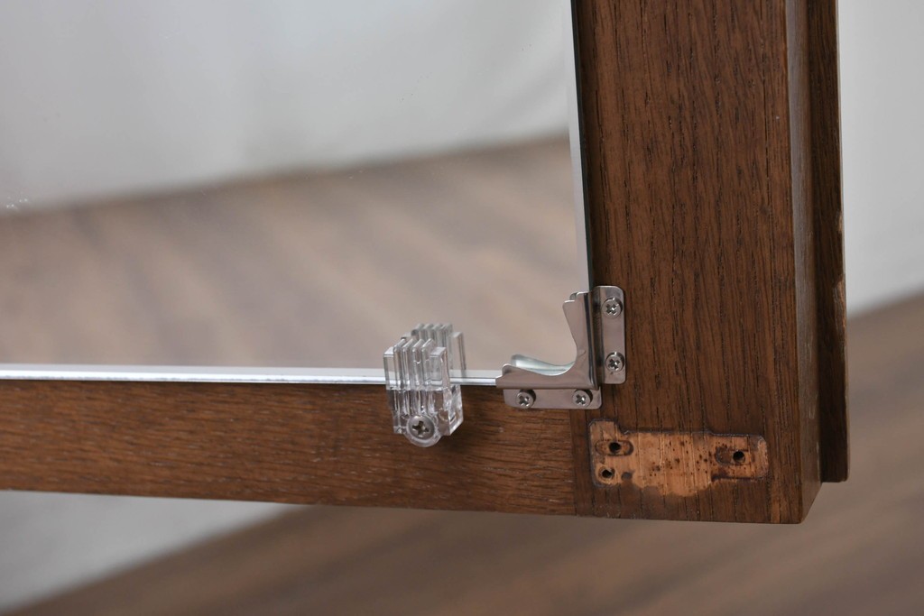 中古　美品　神戸洋家具　細やかな彫刻入りのクラシカルなワードローブ　(R-087367)