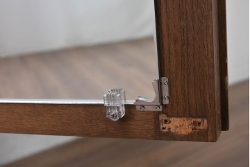 中古　美品　神戸洋家具　細やかな彫刻入りのクラシカルなワードローブ　(R-087367)