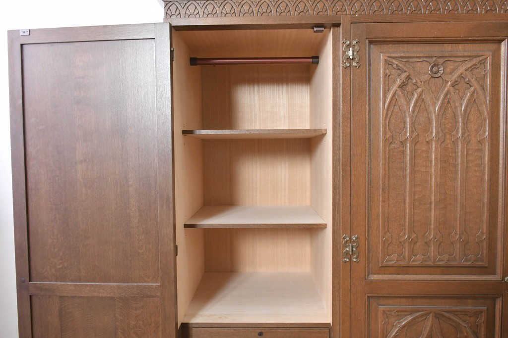 中古　美品　神戸洋家具　細やかな彫刻入りのクラシカルなワードローブ　(R-087367)