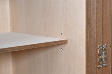 中古　美品　神戸洋家具　細やかな彫刻入りのクラシカルなワードローブ　(R-087367)