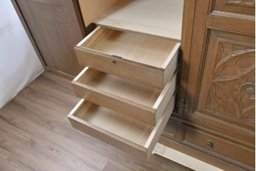 中古　美品　神戸洋家具　細やかな彫刻入りのクラシカルなワードローブ　(R-087367)