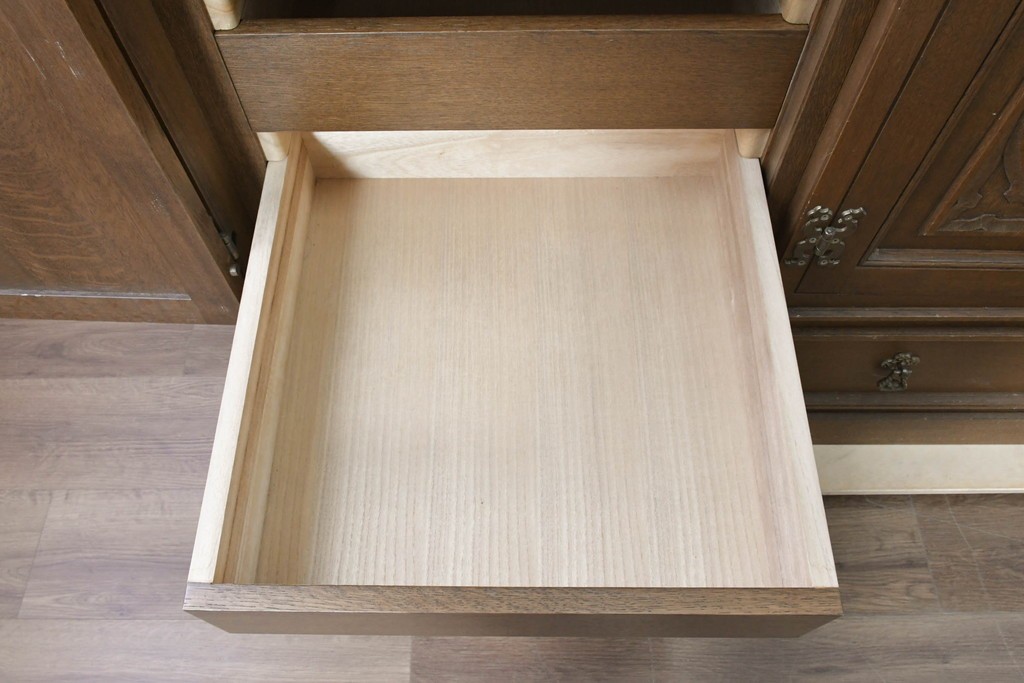 中古　美品　神戸洋家具　細やかな彫刻入りのクラシカルなワードローブ　(R-087367)