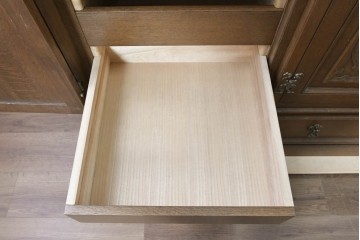 中古　美品　神戸洋家具　細やかな彫刻入りのクラシカルなワードローブ　(R-087367)