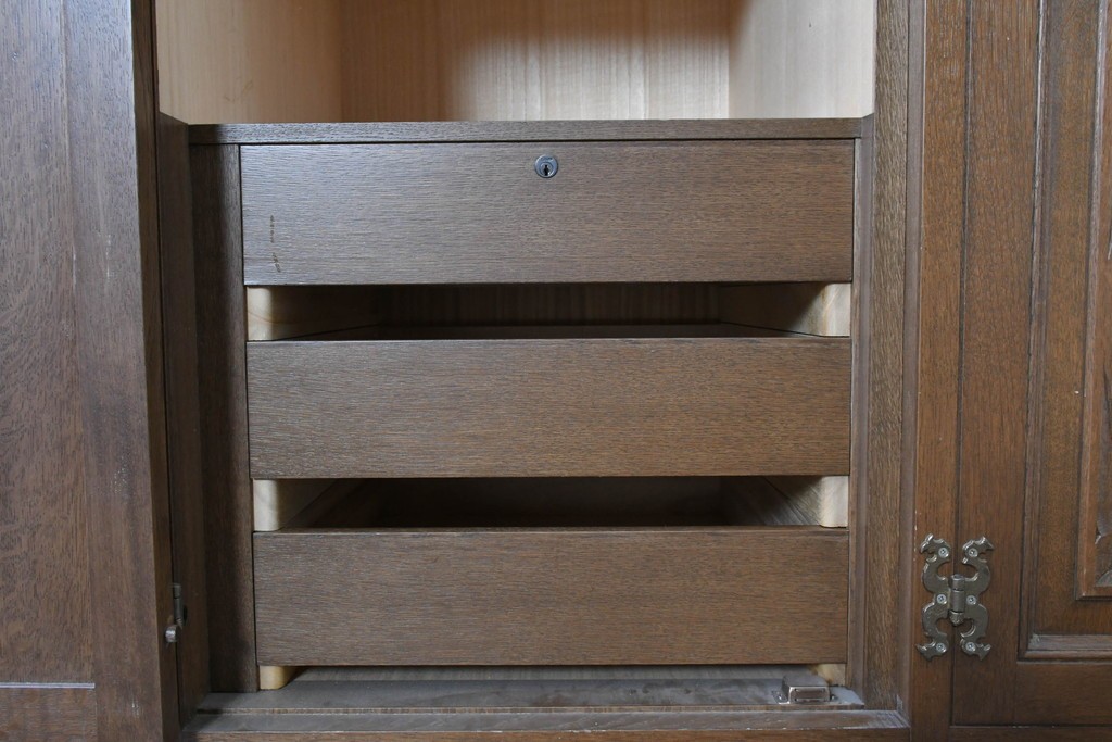 中古　美品　神戸洋家具　細やかな彫刻入りのクラシカルなワードローブ　(R-087367)
