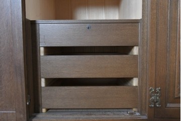 中古　美品　神戸洋家具　細やかな彫刻入りのクラシカルなワードローブ　(R-087367)