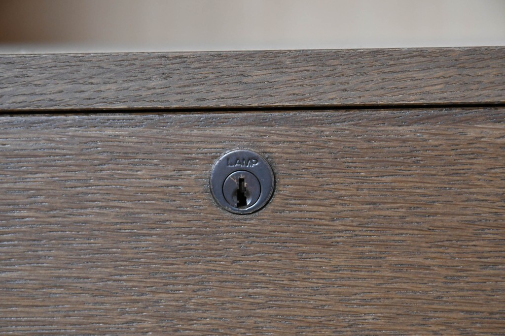 中古　美品　神戸洋家具　細やかな彫刻入りのクラシカルなワードローブ　(R-087367)