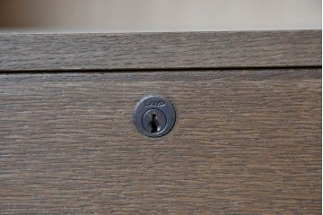 中古　美品　神戸洋家具　細やかな彫刻入りのクラシカルなワードローブ　(R-087367)