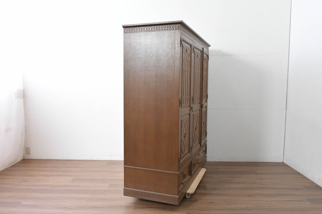 中古　美品　神戸洋家具　細やかな彫刻入りのクラシカルなワードローブ　(R-087367)