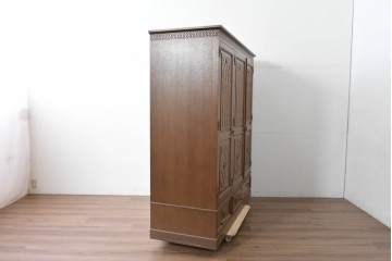 中古　美品　神戸洋家具　細やかな彫刻入りのクラシカルなワードローブ　(R-087367)