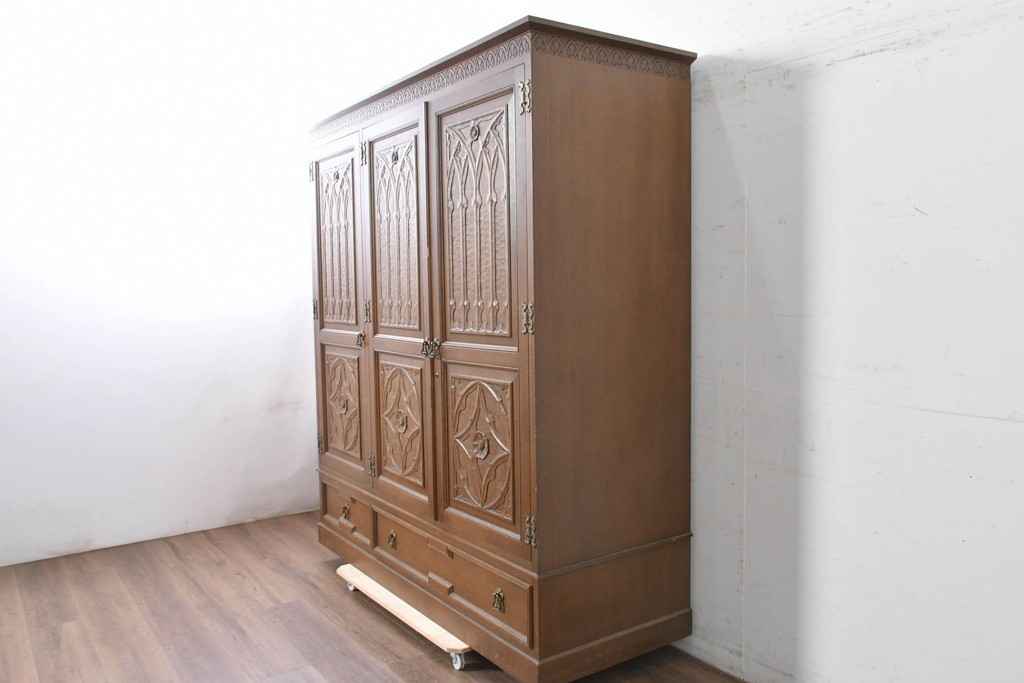 中古　美品　神戸洋家具　細やかな彫刻入りのクラシカルなワードローブ　(R-087367)