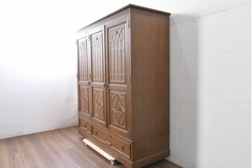 中古　美品　神戸洋家具　細やかな彫刻入りのクラシカルなワードローブ　(R-087367)