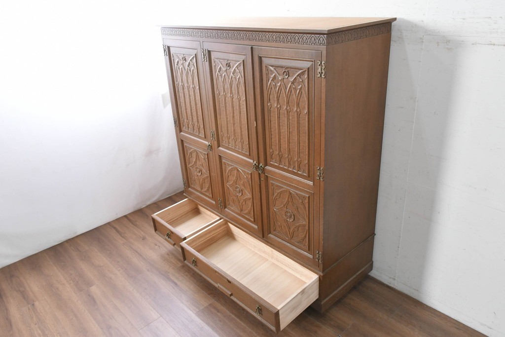 中古　美品　神戸洋家具　細やかな彫刻入りのクラシカルなワードローブ　(R-087367)